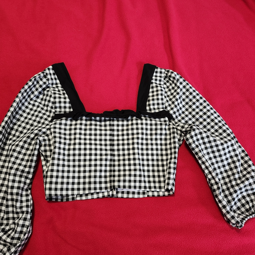BCBGeneration Red and Black 3/4 Sleeve Fitted Crop Blouse - Picture 3 of 5